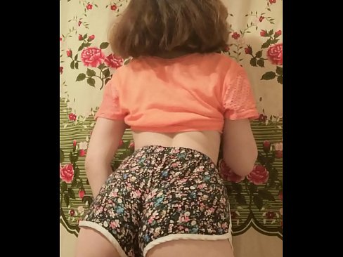❤️ Gadis muda seksi menanggalkan celana pendeknya di depan kamera ️❌ Porno pada kami