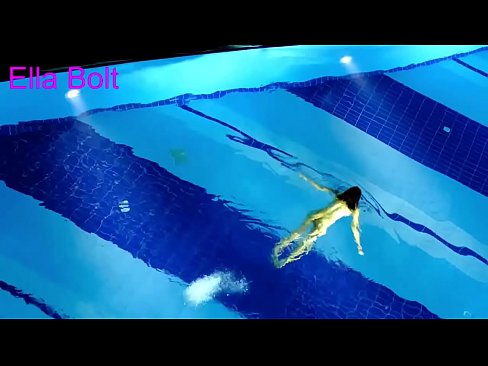 ❤️ Saya tidak bisa berhenti menonton, pirang muda tertangkap basah berenang di kolam resor ELLA BOLT ️❌ Porno pada kami